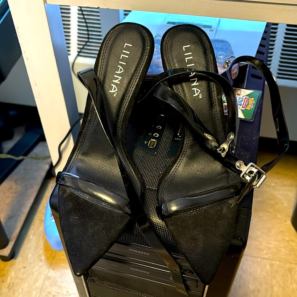 Women’s strappy open toe sandals